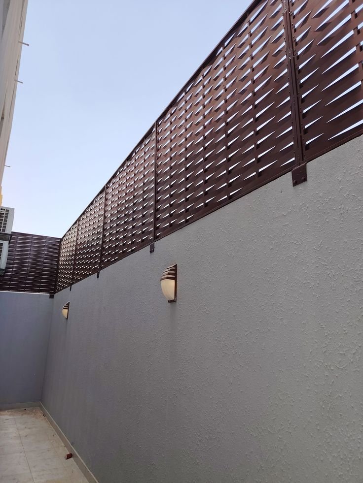 سواتر حديد شرائح (لوفر) فخمة لأسوار المنازل.